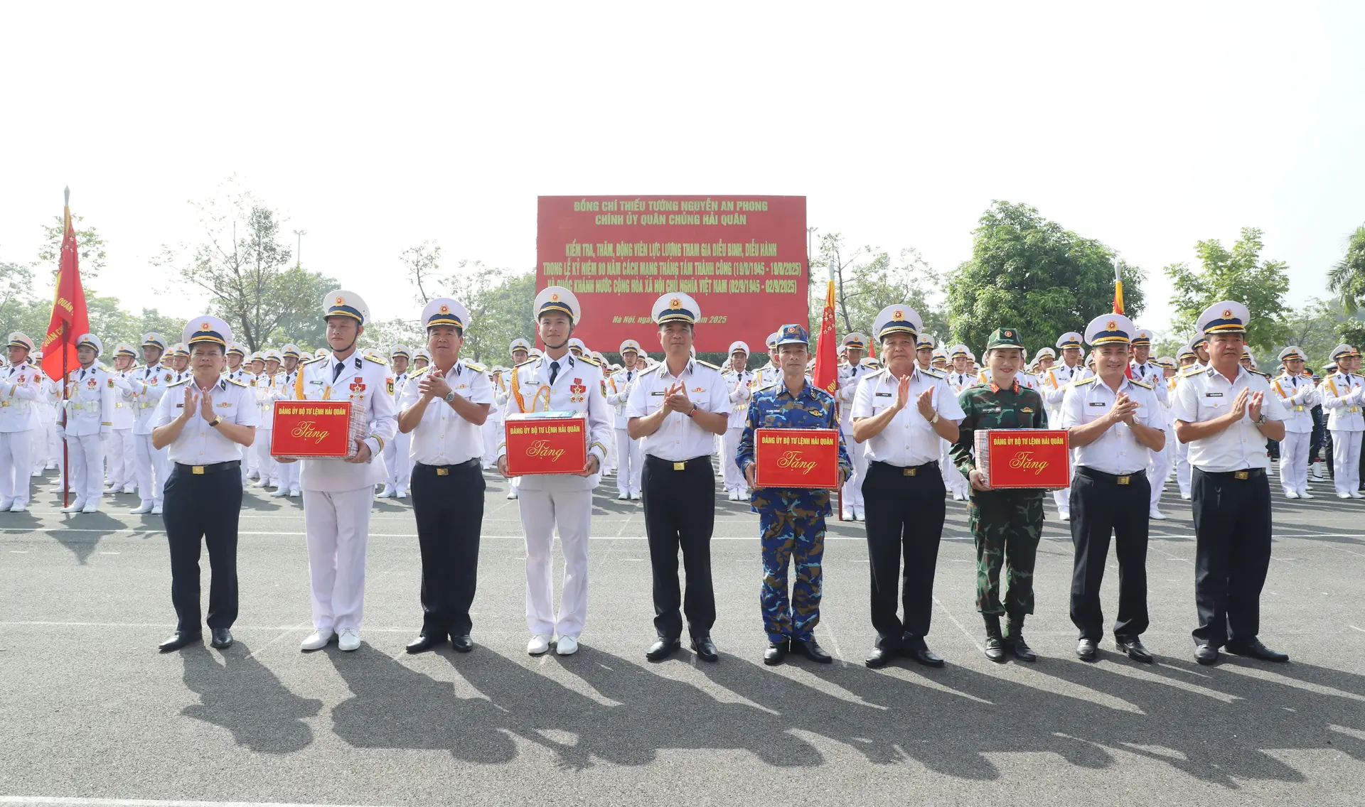 Thiếu tướng Nguyễn An Phong tặng quà